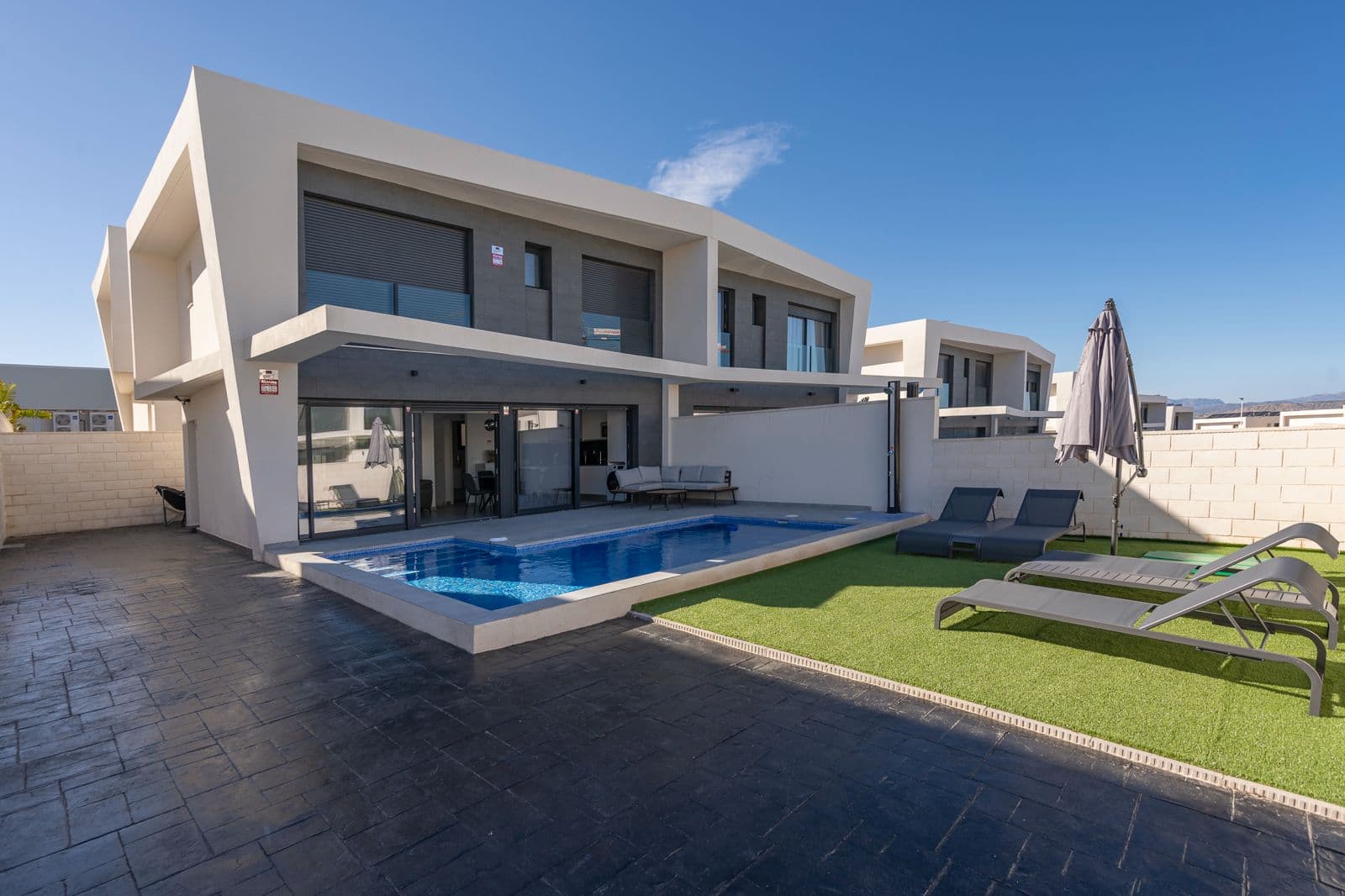 Moderní vila s bazénem v Gran Alacant u Alicante
